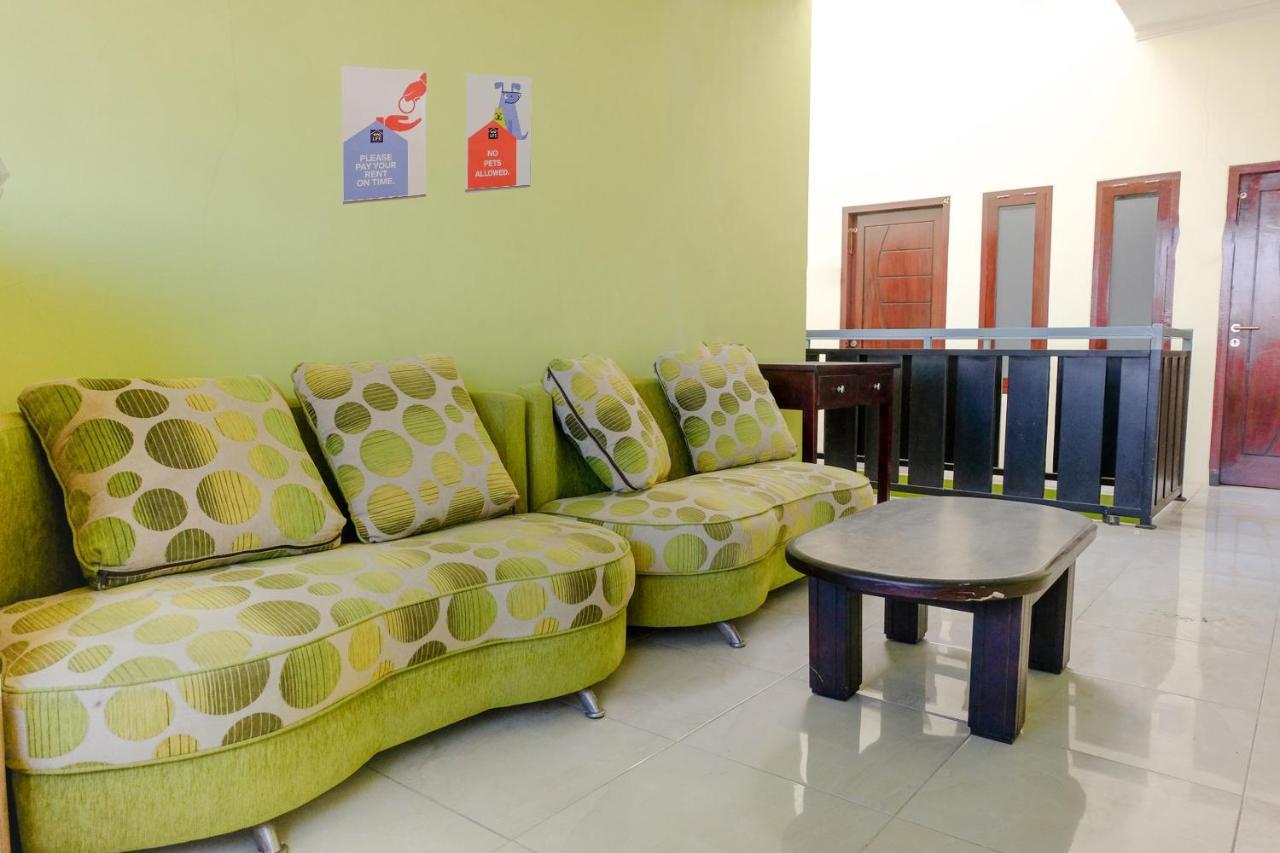 Zulfina Homestay Syariah Mitra Reddoorz Banyuwangi  Eksteriør bilde